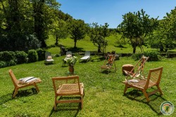 Un cercle de pratique en plein air, face au parc de la Maison de Ninette