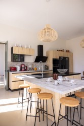 La cuisine à îlot central, cœur des repas en famille
