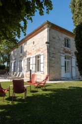 Pause au jardin devant la façade en pierre du gîte, Lot-et-Garonne