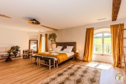 Une chambre lumineuse aux tons naturels pour prolonger le repos