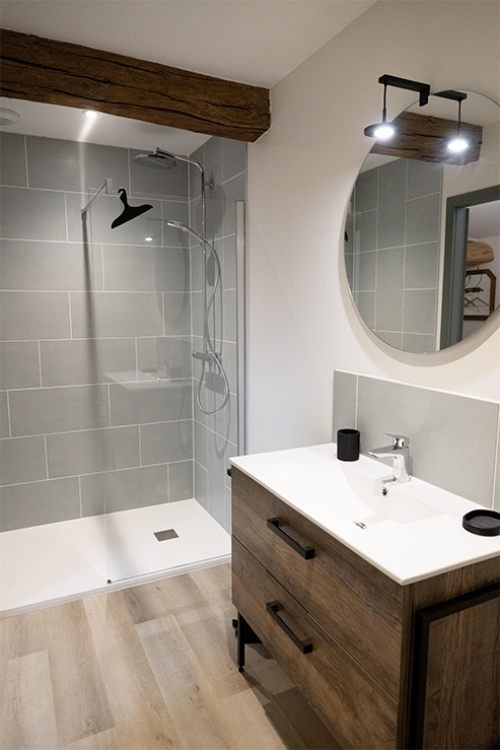 Salle de bain avec douche à l'italienne, gîte de groupe en Lot-et-Garonne