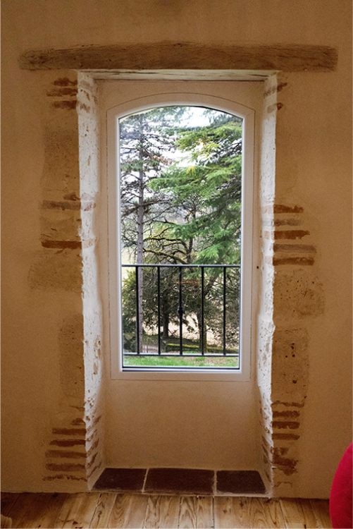 Fenêtre en pierre ouvrant sur le parc, maison de caractère près d'Agen