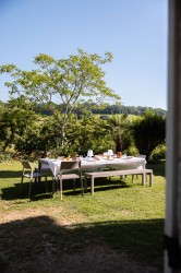 Une grande table au jardin pour les repas entre amis