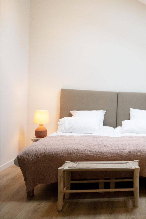 Chambre avec grand lit et tête de lit en tissu, gîte La Maison de Ninette à Castelculier