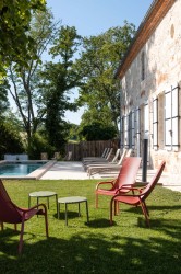 Le jardin et le couloir de nage chauffé, côté détente