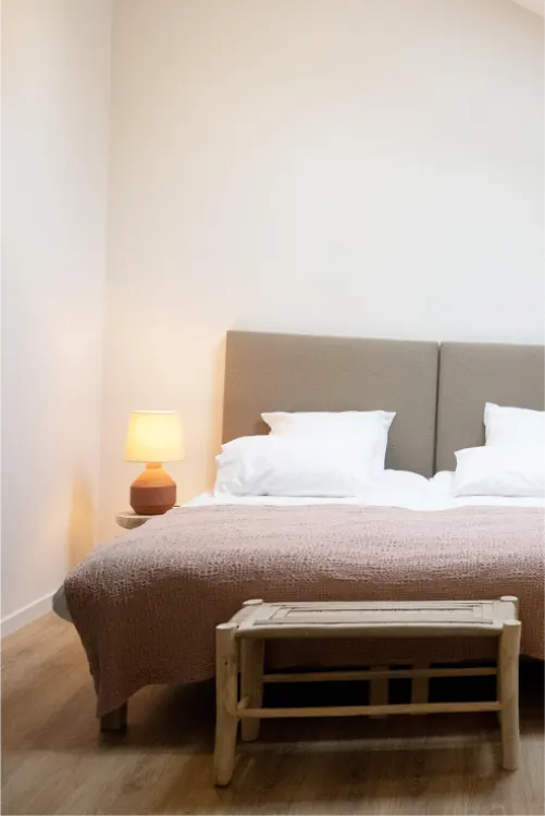Chambre avec grand lit et tête de lit en tissu, gîte La Maison de Ninette à Castelculier