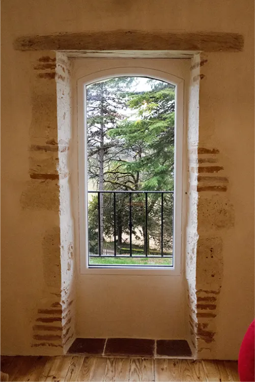 Fenêtre en pierre ouvrant sur le parc, maison de caractère près d'Agen