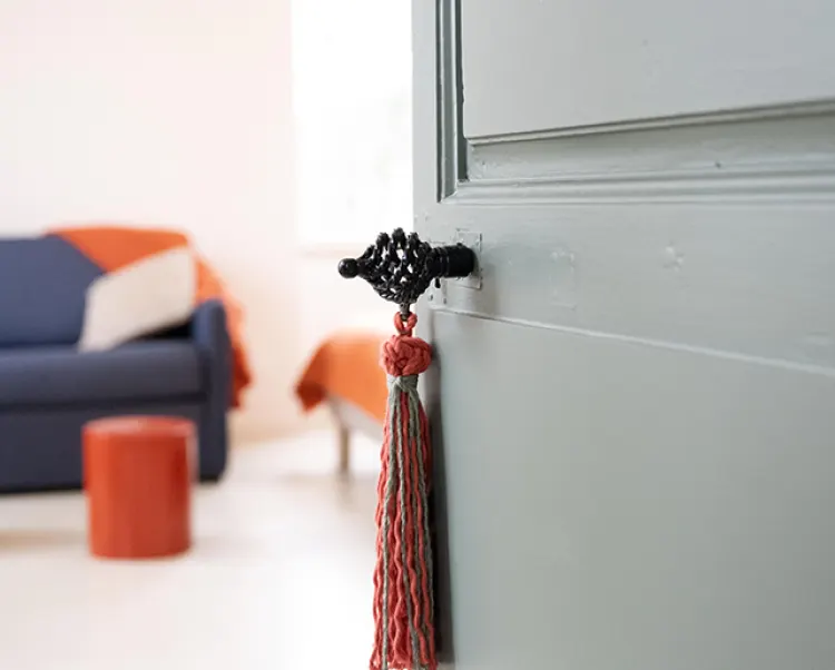 Détail de décoration, porte et fauteuil, Maison de Ninette