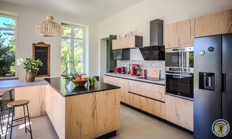 Cuisine lumineuse avec îlot central, gîte grande capacité en Lot-et-Garonne