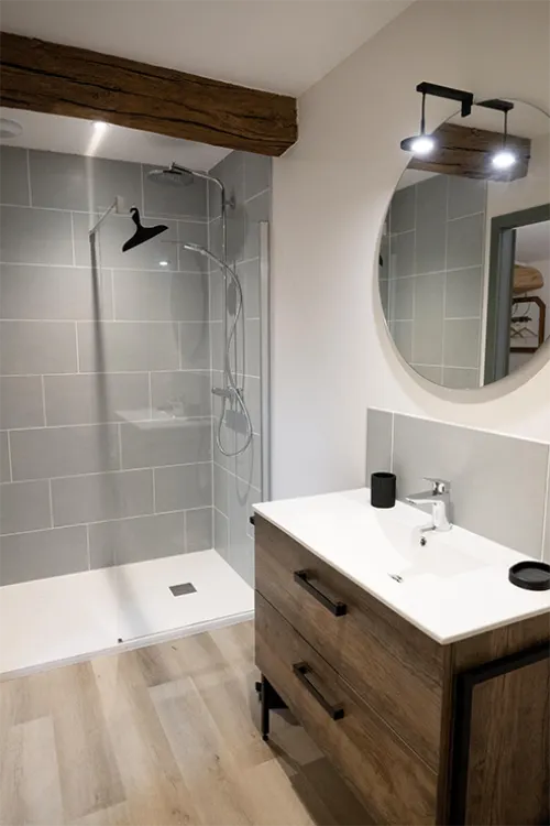 Salle de bain avec douche à l'italienne, gîte de groupe en Lot-et-Garonne